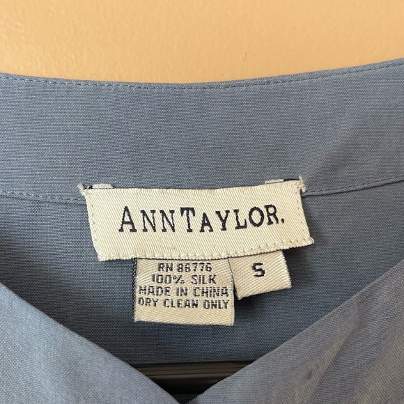 Ann Taylor Blue 100% Silk Top size small great condition - Picture 4 of 6